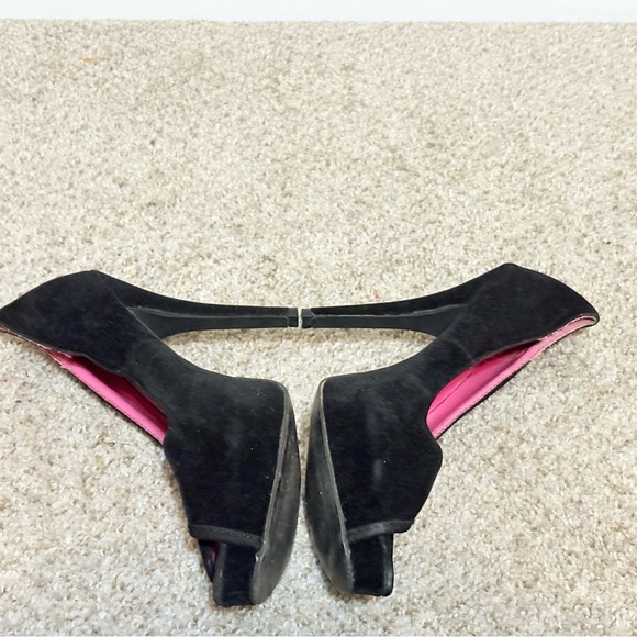 Elegant Black Peep-Toe Heels - Picture 4 of 9